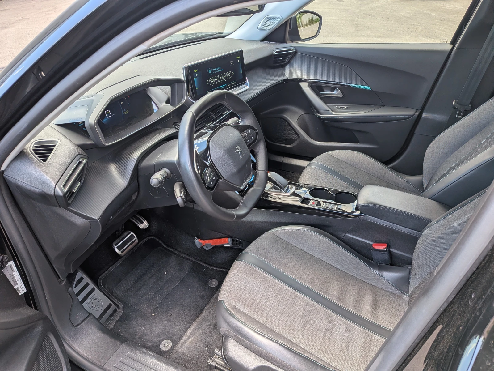 Peugeot 2008 e Allure, снимка 9 - Автомобили и джипове - 55220976