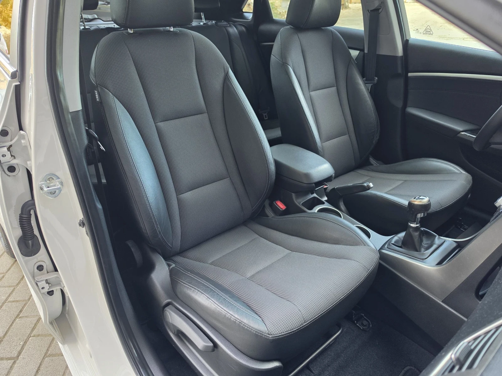 Hyundai I30 1.6 Premium #Navi#, снимка 11 - Автомобили и джипове - 56722661
