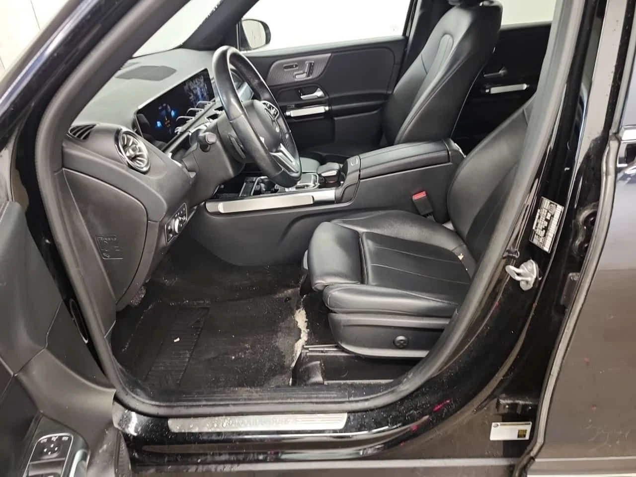 Mercedes-Benz GLB ПАМЕТ| ПАНОРАМА| АМБИЕНТ| CARFAX| , снимка 10 - Автомобили и джипове - 54218501