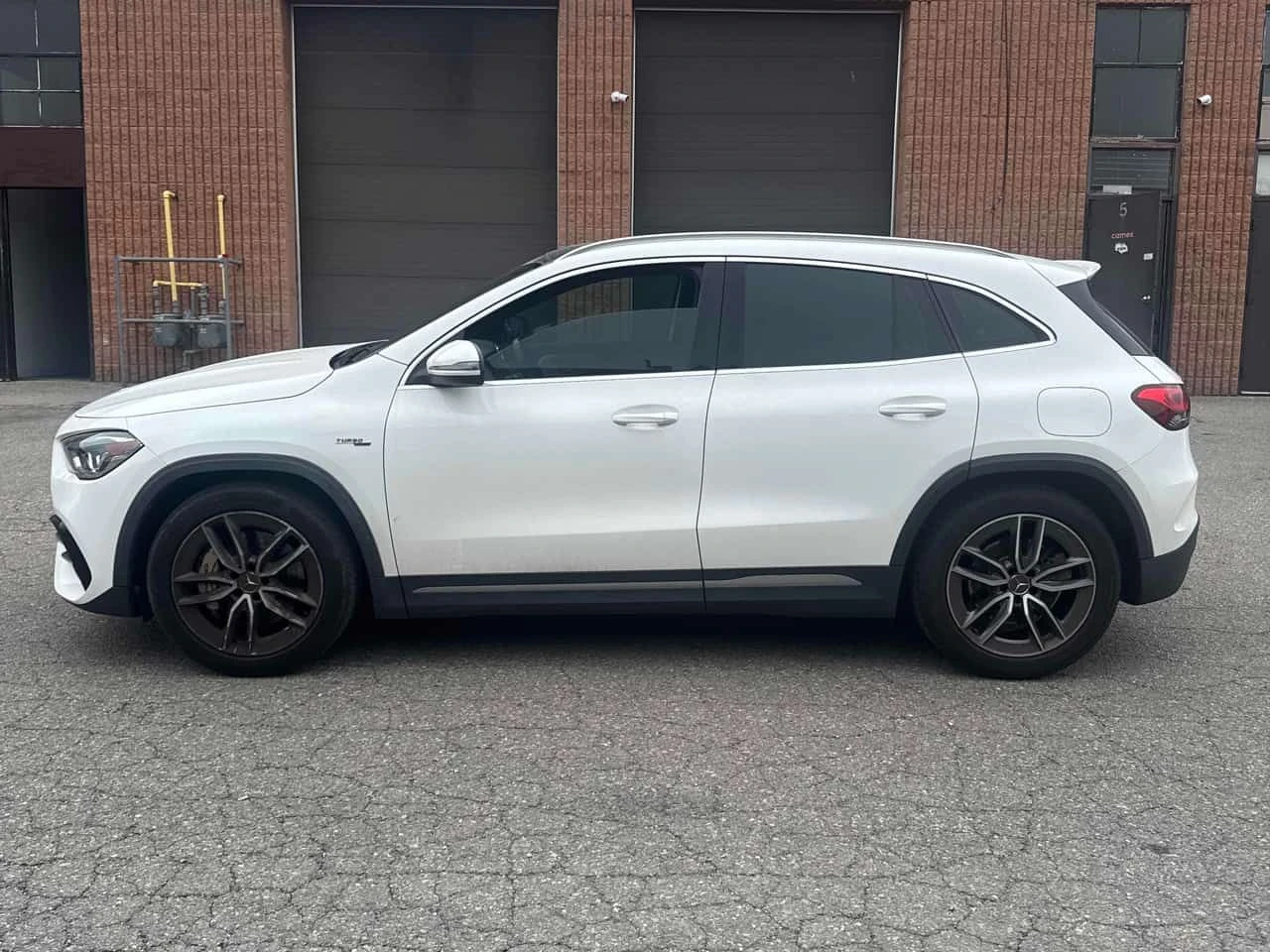 Mercedes-Benz GLA * AMG 35 * CARFAX * БЕЗ ПЪРВОНАЧАЛНА ВНОСКА, снимка 2 - Автомобили и джипове - 55054262