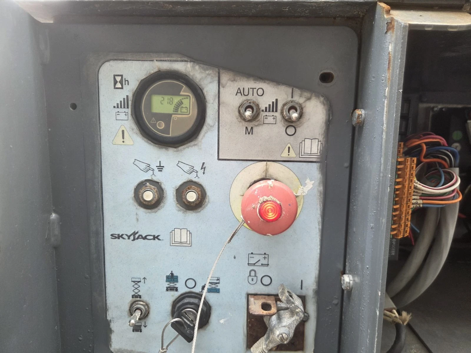 Автовишка Друга марка Ножична Skyjack SJ6832 RTE 4х4  HIBRID, снимка 13 - Индустриална техника - 55189977
