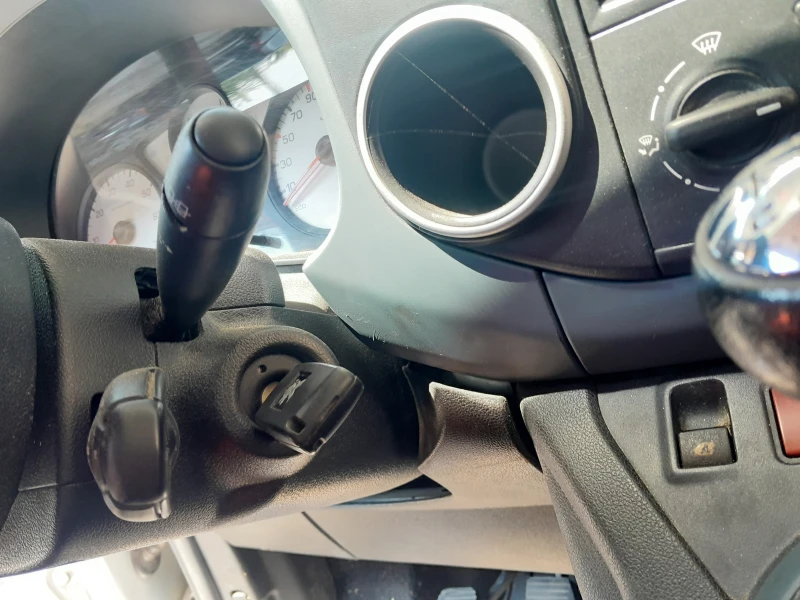 Peugeot Partner 1.6 бензин, снимка 10 - Автомобили и джипове - 51876689