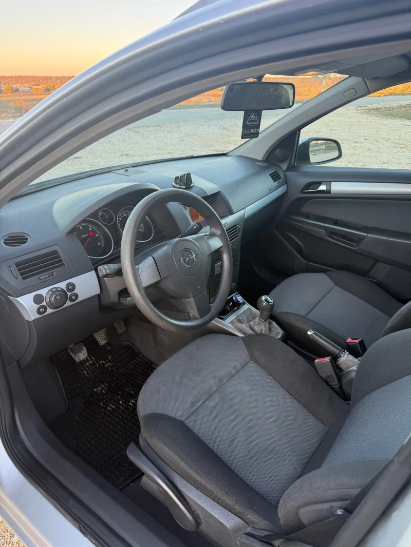 Opel Astra H 1.9 CDTI   Обслужена от-до! ТЕГЛИЧ, КЛИМАТРОНИК , снимка 7 - Автомобили и джипове - 52338171