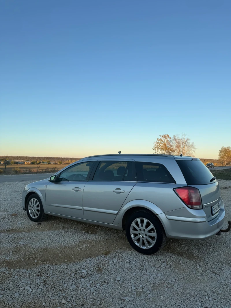 Opel Astra H 1.9 CDTI   Обслужена от-до! ТЕГЛИЧ, КЛИМАТРОНИК , снимка 3 - Автомобили и джипове - 52338171