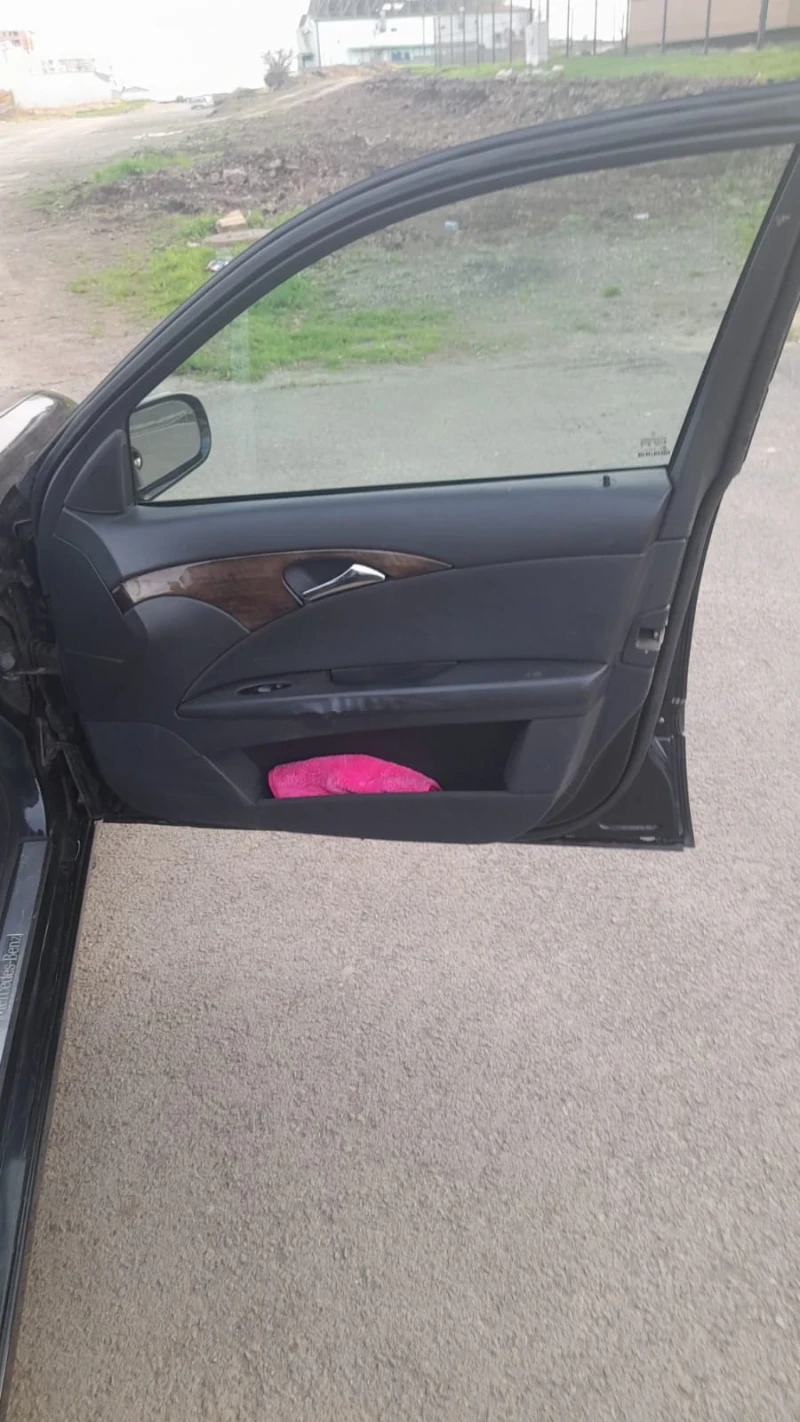 Mercedes-Benz E 200, снимка 10 - Автомобили и джипове - 52545644