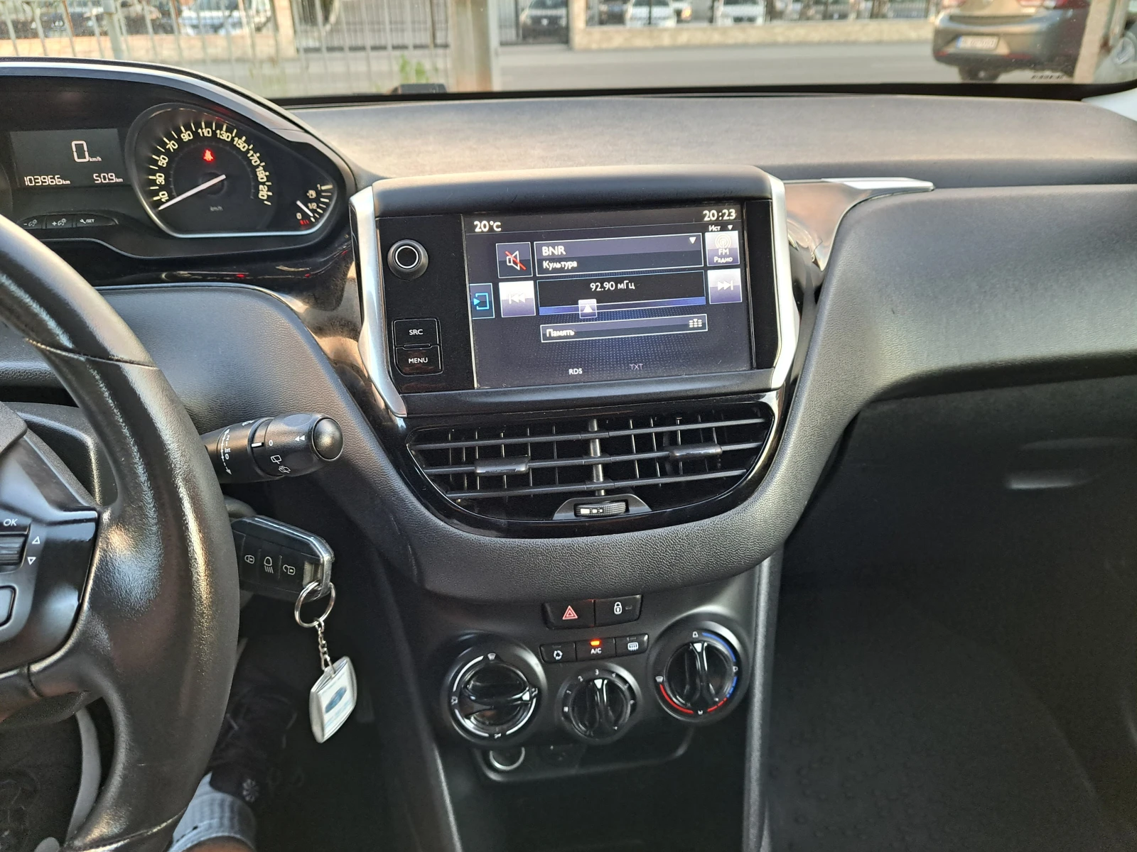 Peugeot 208 1.2i 103 000kм EURO 6, снимка 15 - Автомобили и джипове - 54663656