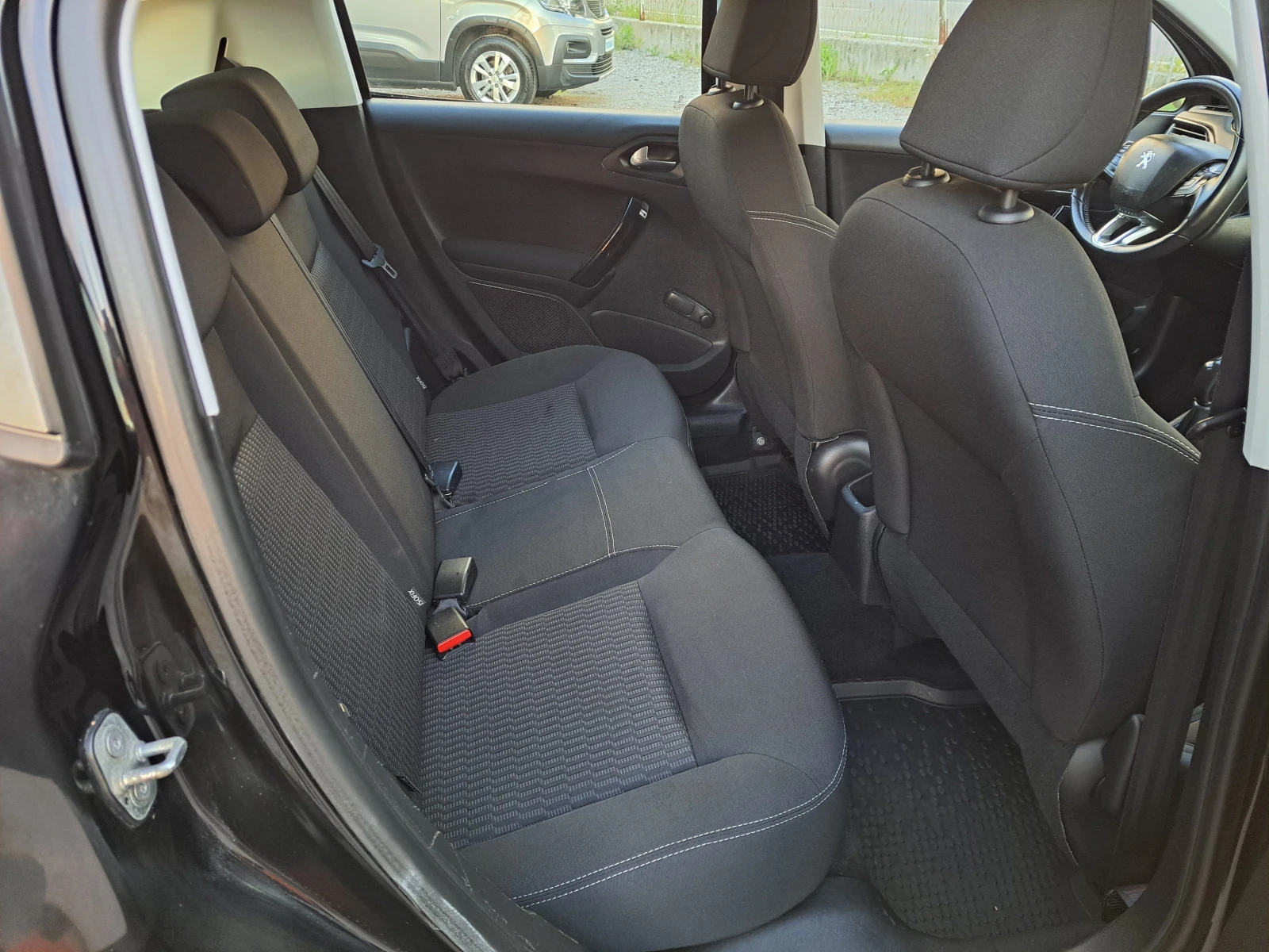Peugeot 208 1.2i 103 000kм EURO 6, снимка 11 - Автомобили и джипове - 54663656