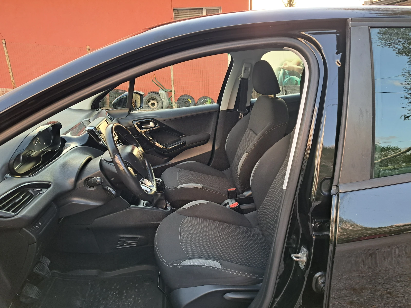 Peugeot 208 1.2i 103 000kм EURO 6, снимка 12 - Автомобили и джипове - 54663656
