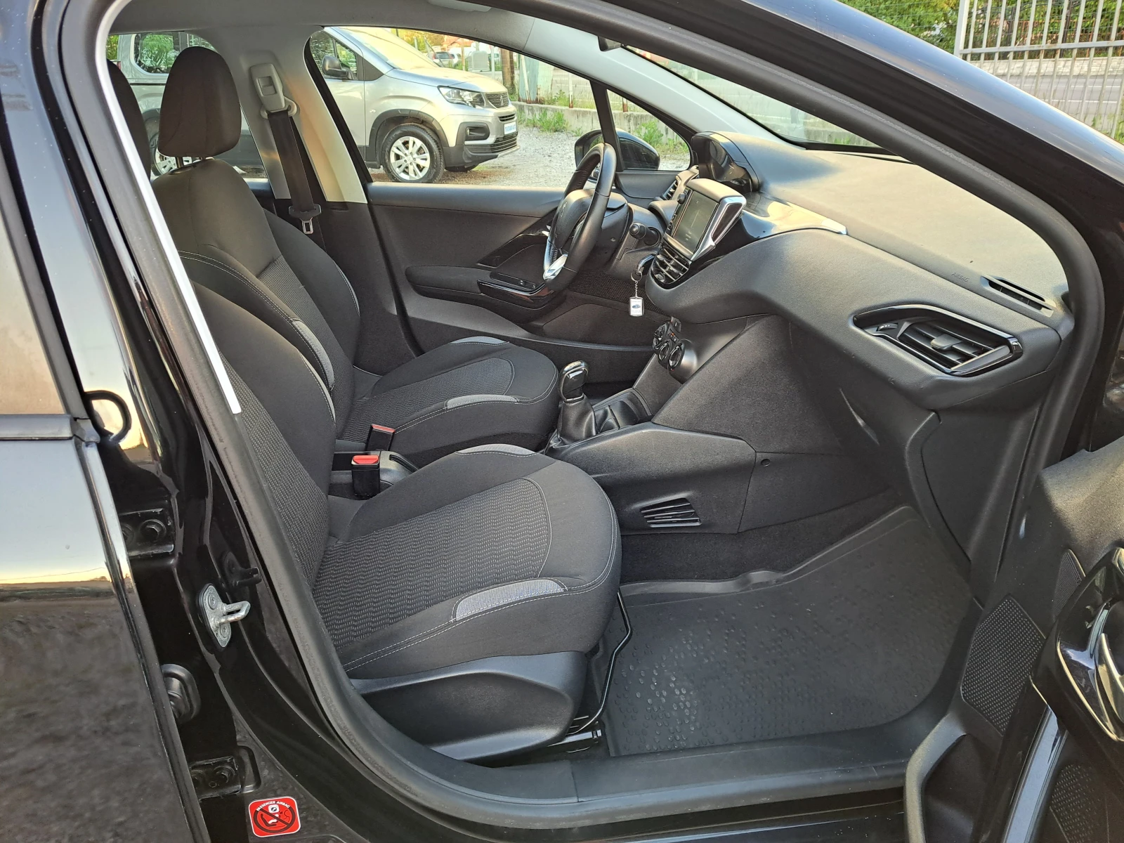 Peugeot 208 1.2i 103 000kм EURO 6, снимка 10 - Автомобили и джипове - 54663656