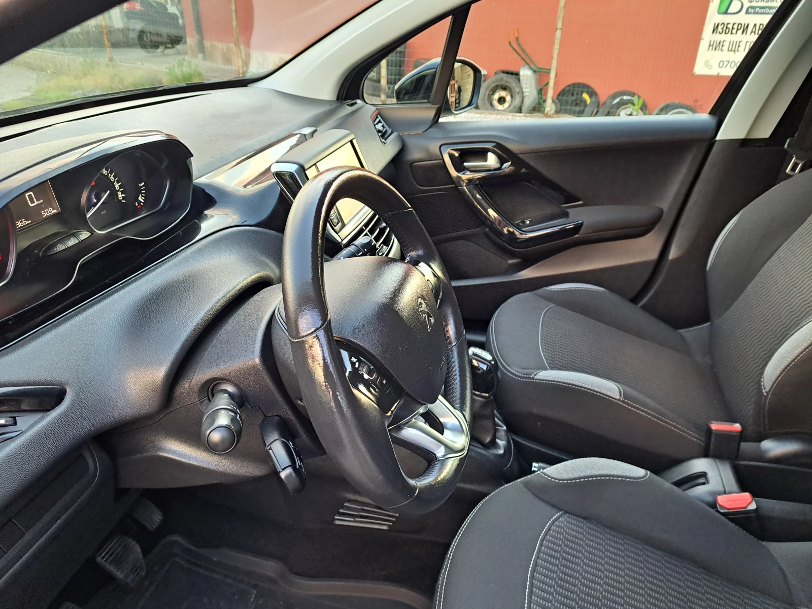 Peugeot 208 1.2i 103 000kм EURO 6, снимка 13 - Автомобили и джипове - 54663656