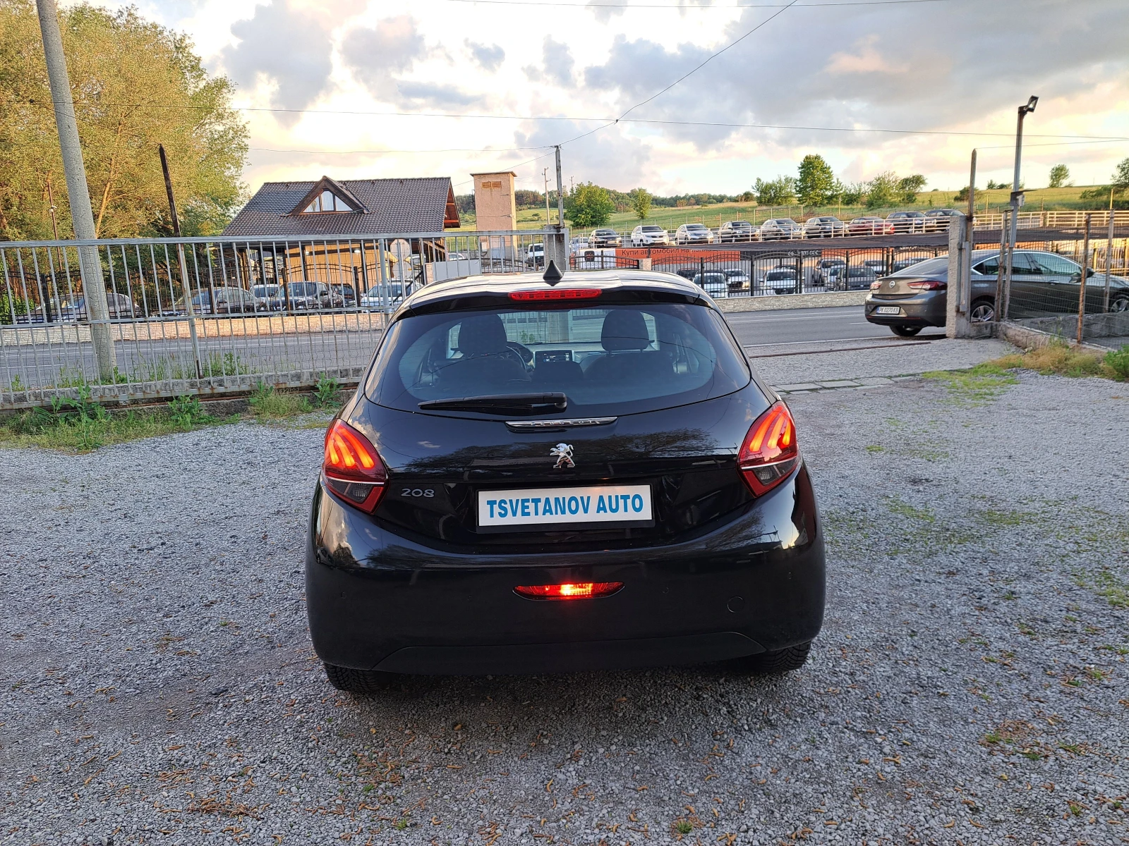 Peugeot 208 1.2i 103 000kм EURO 6, снимка 6 - Автомобили и джипове - 54663656