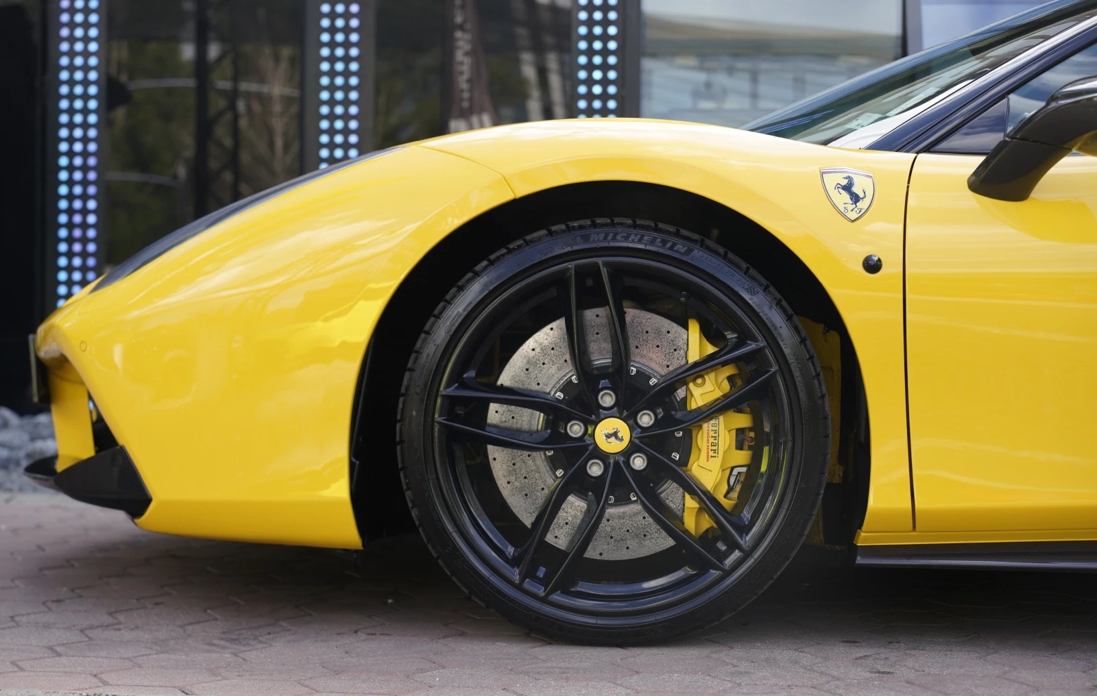Ferrari 488 GTB 3.9 V8 BiTurbo Carbon Package AKRAPOVIC, снимка 14 - Автомобили и джипове - 55277092