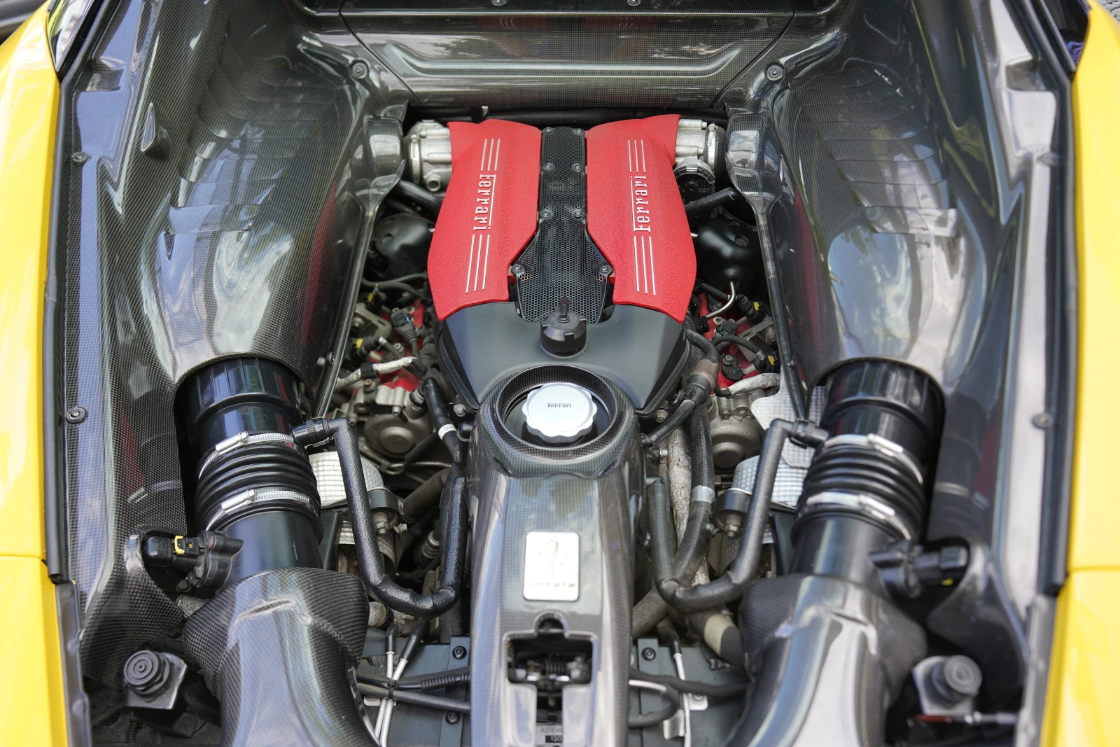 Ferrari 488 GTB 3.9 V8 BiTurbo Carbon Package AKRAPOVIC, снимка 15 - Автомобили и джипове - 55277092