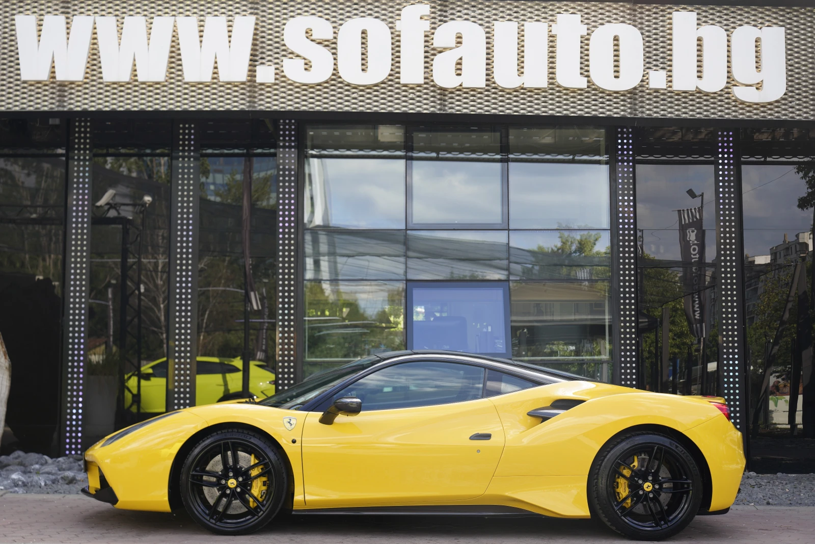 Ferrari 488 GTB 3.9 V8 BiTurbo Carbon Package AKRAPOVIC, снимка 4 - Автомобили и джипове - 55277092