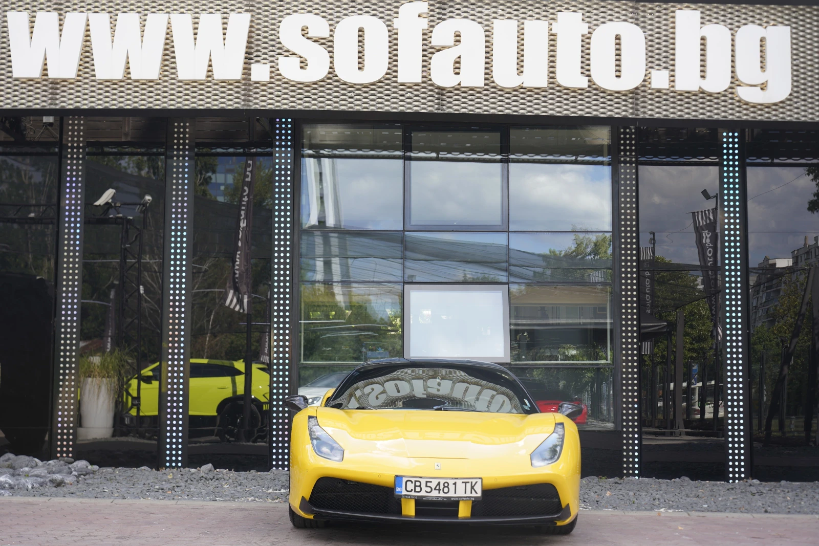 Ferrari 488 GTB 3.9 V8 BiTurbo Carbon Package AKRAPOVIC, снимка 2 - Автомобили и джипове - 55277092
