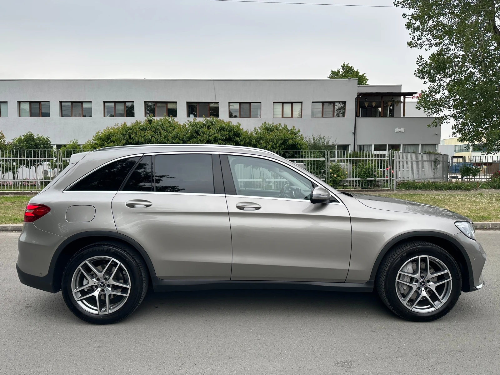 Mercedes-Benz GLC 250 d 4MATIC AMG PREMIUM 2019г.* ПЪЛНА СЕРВИЗНА ИСТОРИ - изображение 4