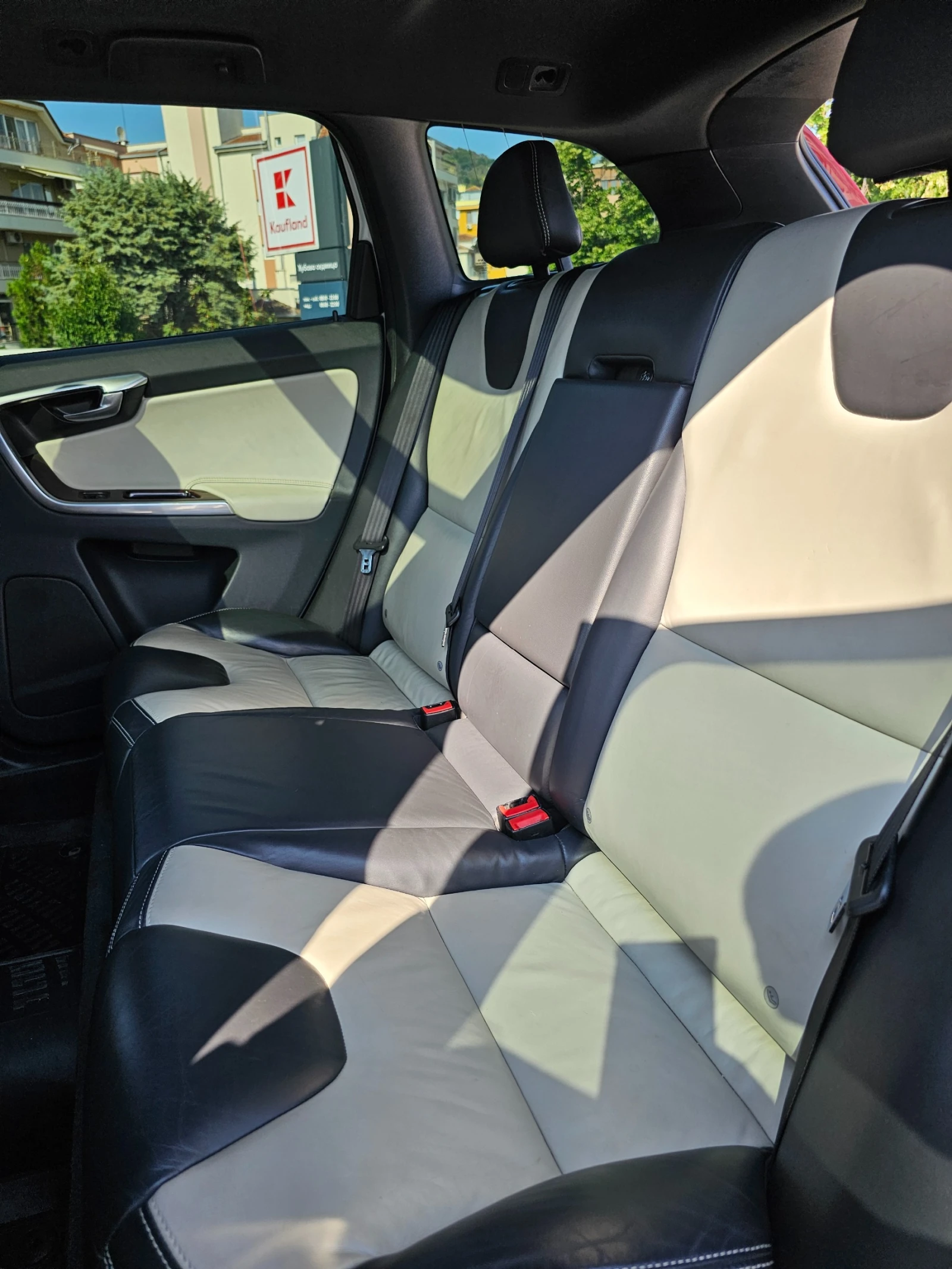 Volvo XC60 T6 AWD 304HP, снимка 12 - Автомобили и джипове - 55782265