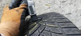 Гуми Зимни 235/40R18, снимка 4