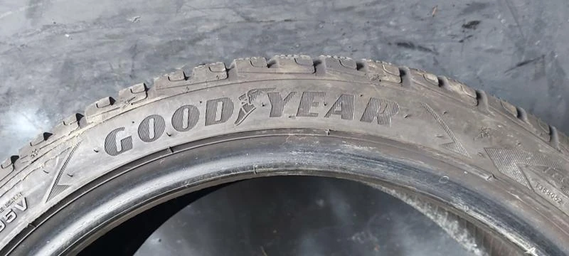 Гуми Зимни 235/40R18, снимка 5 - Гуми и джанти - 35124745