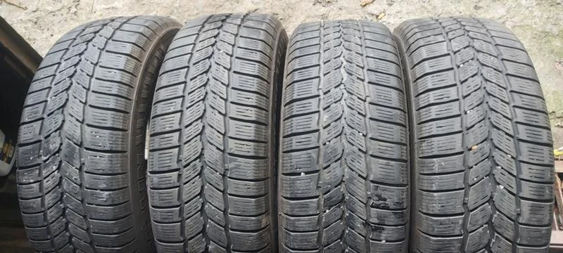 Гуми Зимни 215/65R15, снимка 1 - Гуми и джанти - 35130866