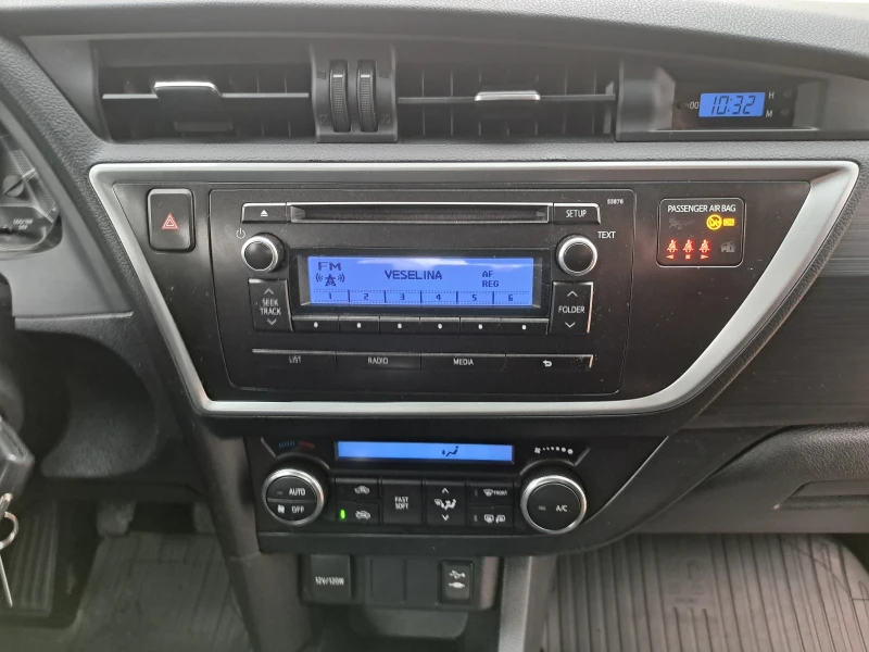 Toyota Auris 1.33i* 99к.с.* 6 скорости* Уникат* Като нова, снимка 15 - Автомобили и джипове - 53056353