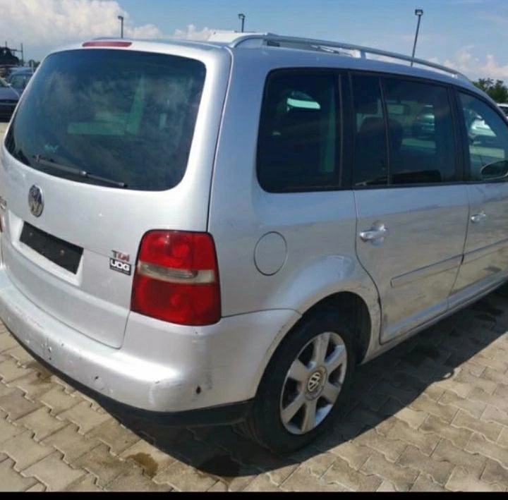 VW Touran 2.0tdi, снимка 5 - Автомобили и джипове - 45949110