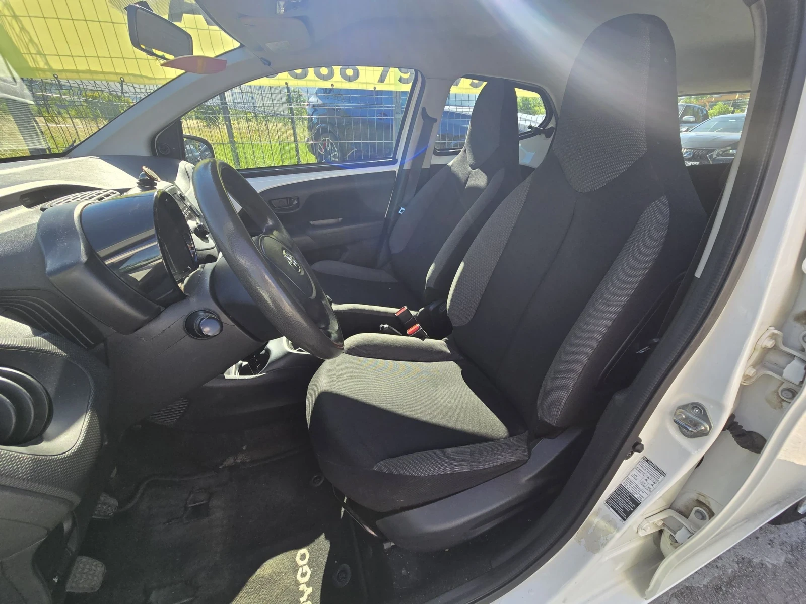 Toyota Aygo 1.0i, снимка 8 - Автомобили и джипове - 55464851
