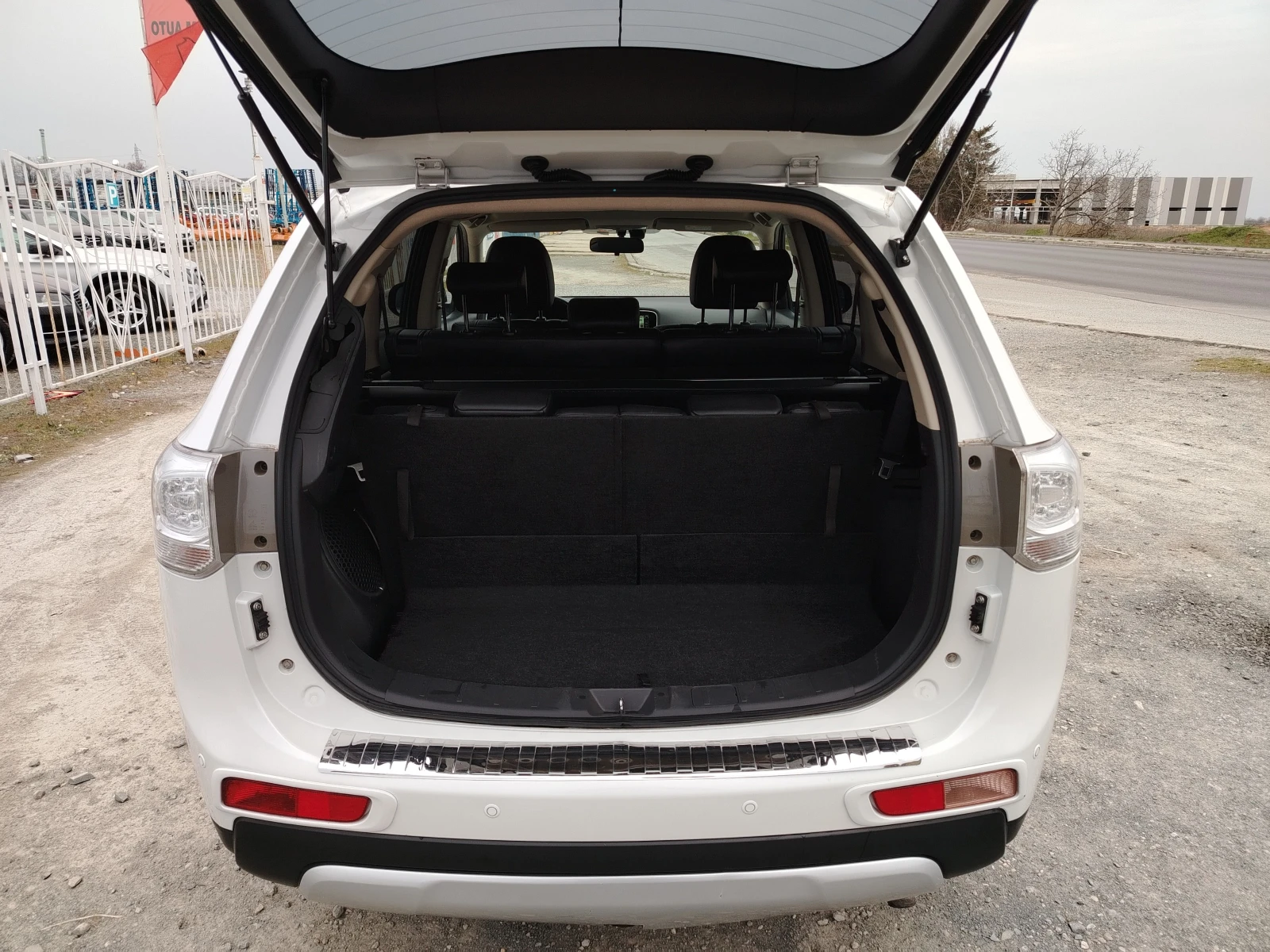 Mitsubishi Outlander 2.0i -150 КС АВТОМАТИК 4х4 КОЖА, НАВИ, снимка 15 - Автомобили и джипове - 53891024