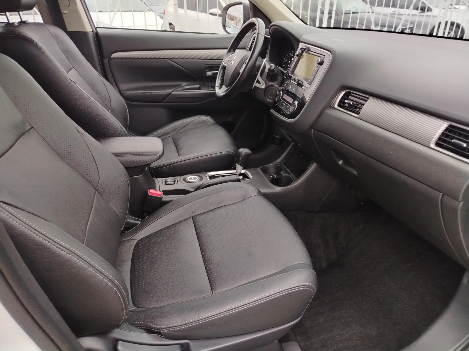 Mitsubishi Outlander 2.0i -150 КС АВТОМАТИК 4х4 КОЖА, НАВИ, снимка 12 - Автомобили и джипове - 53891024