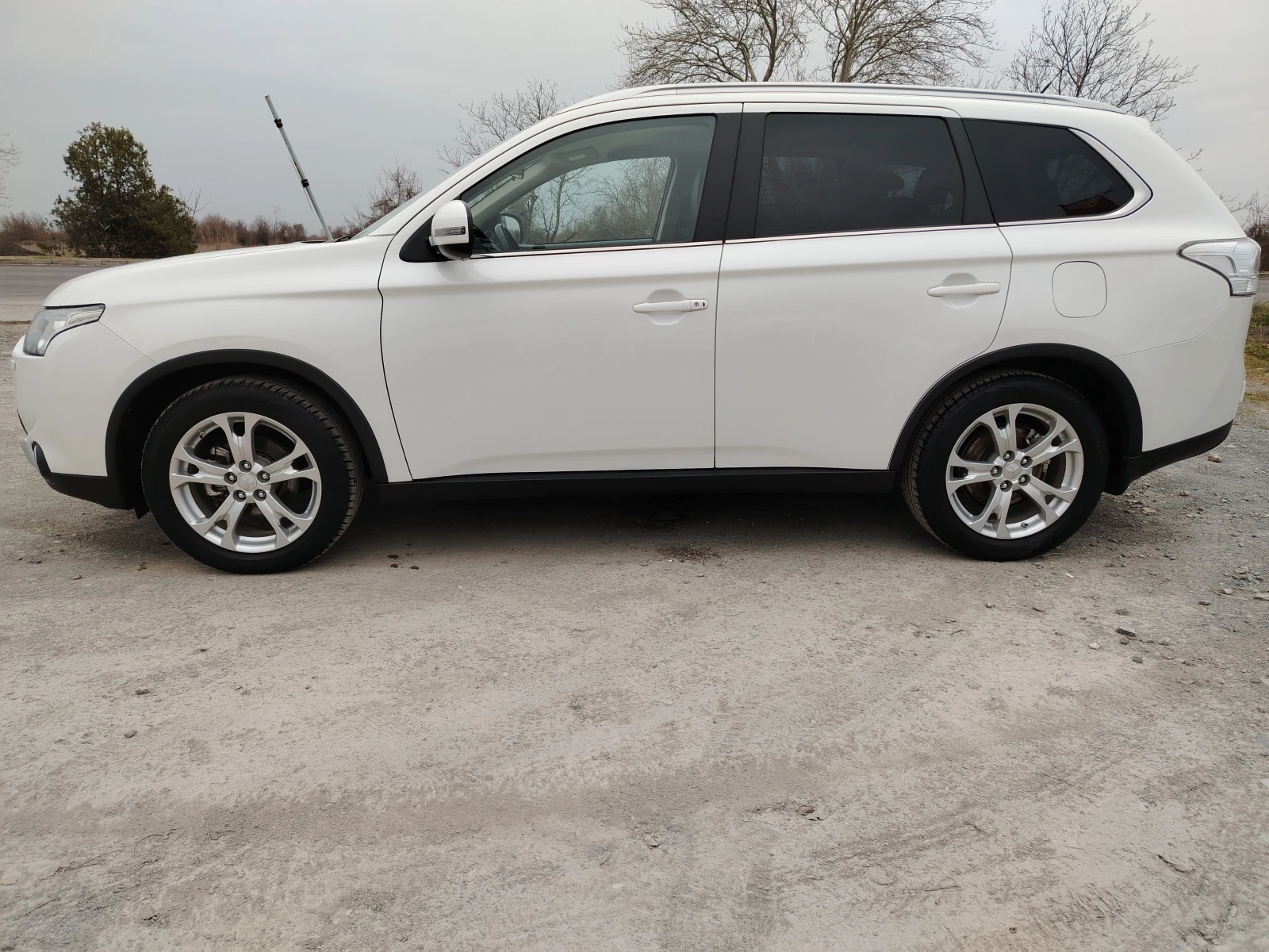 Mitsubishi Outlander 2.0i -150 КС АВТОМАТИК 4х4 КОЖА, НАВИ, снимка 8 - Автомобили и джипове - 53891024