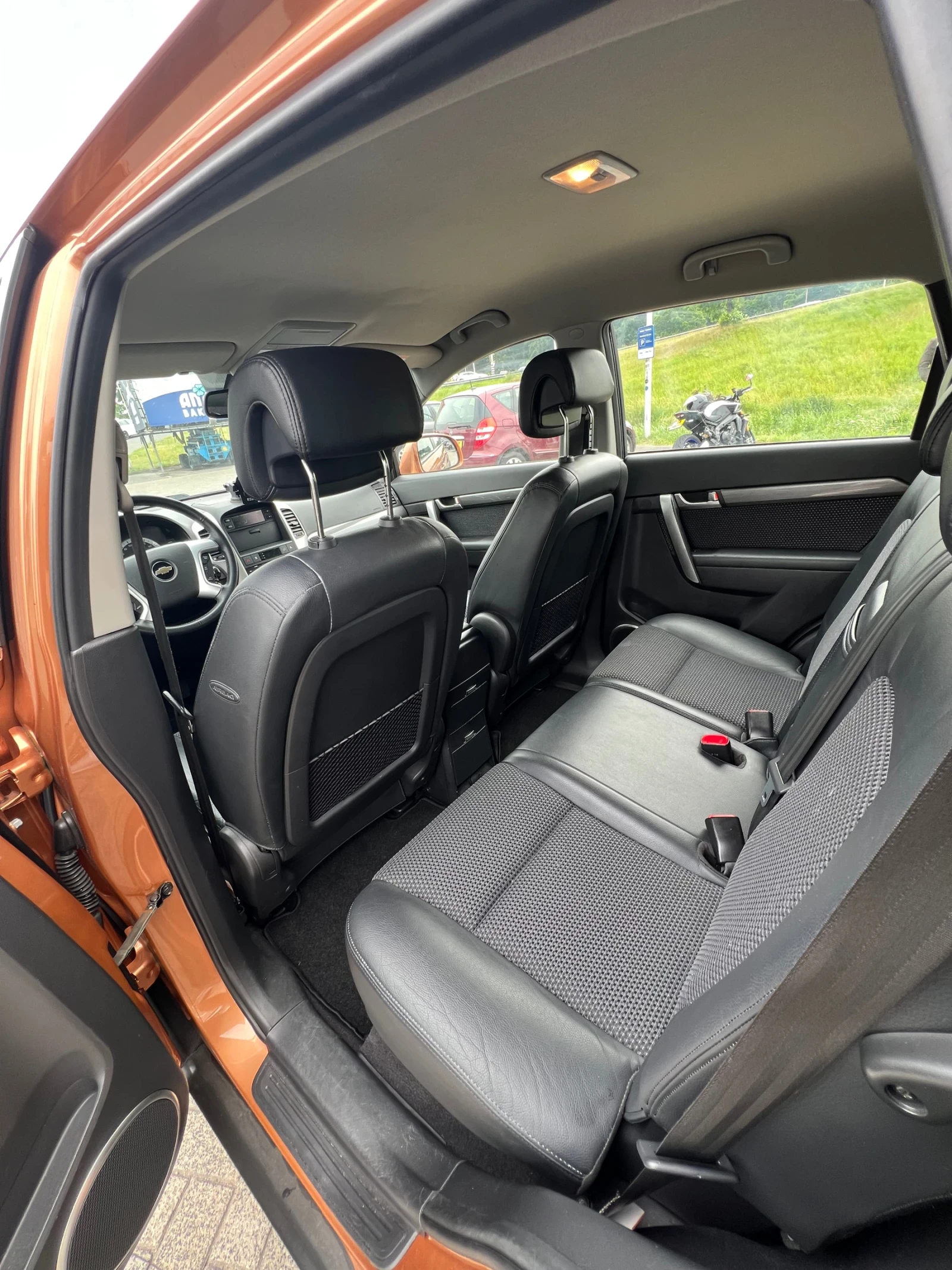 Chevrolet Captiva 2.4* 4x4* Газ* Кожа* Блутут Нави* Камера* Холандия, снимка 11 - Автомобили и джипове - 54816624