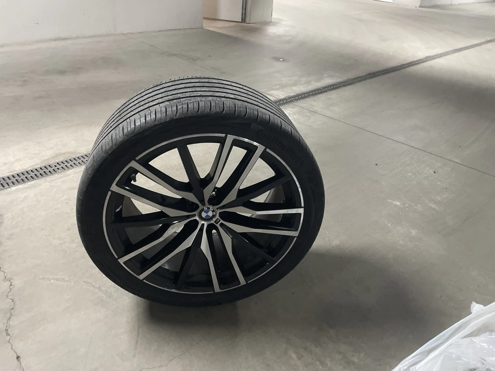 Гуми с джанти Continental 315/30R22, снимка 2 - Гуми и джанти - 54628142
