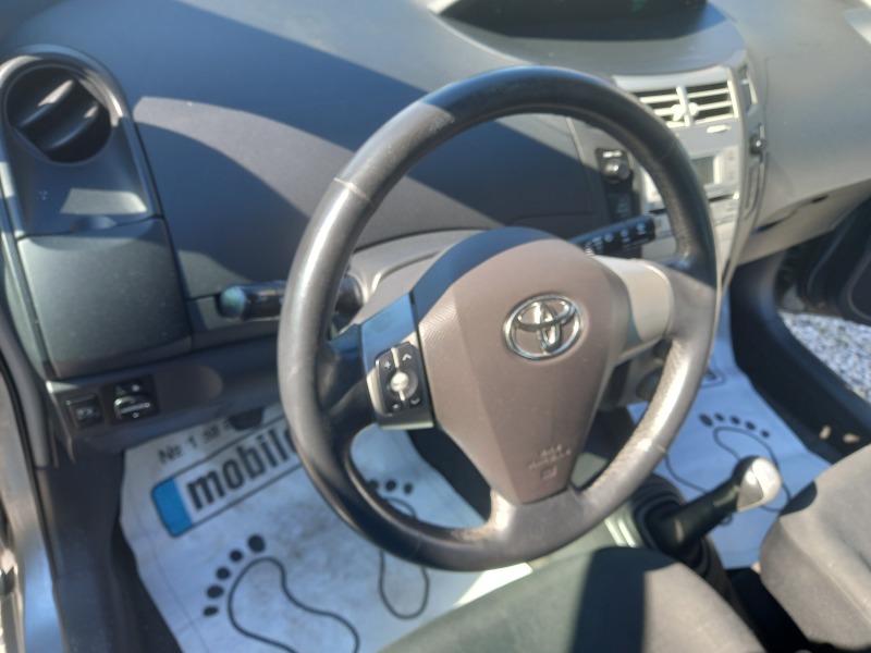 Toyota Yaris 1.3vvti, снимка 11 - Автомобили и джипове - 46494692