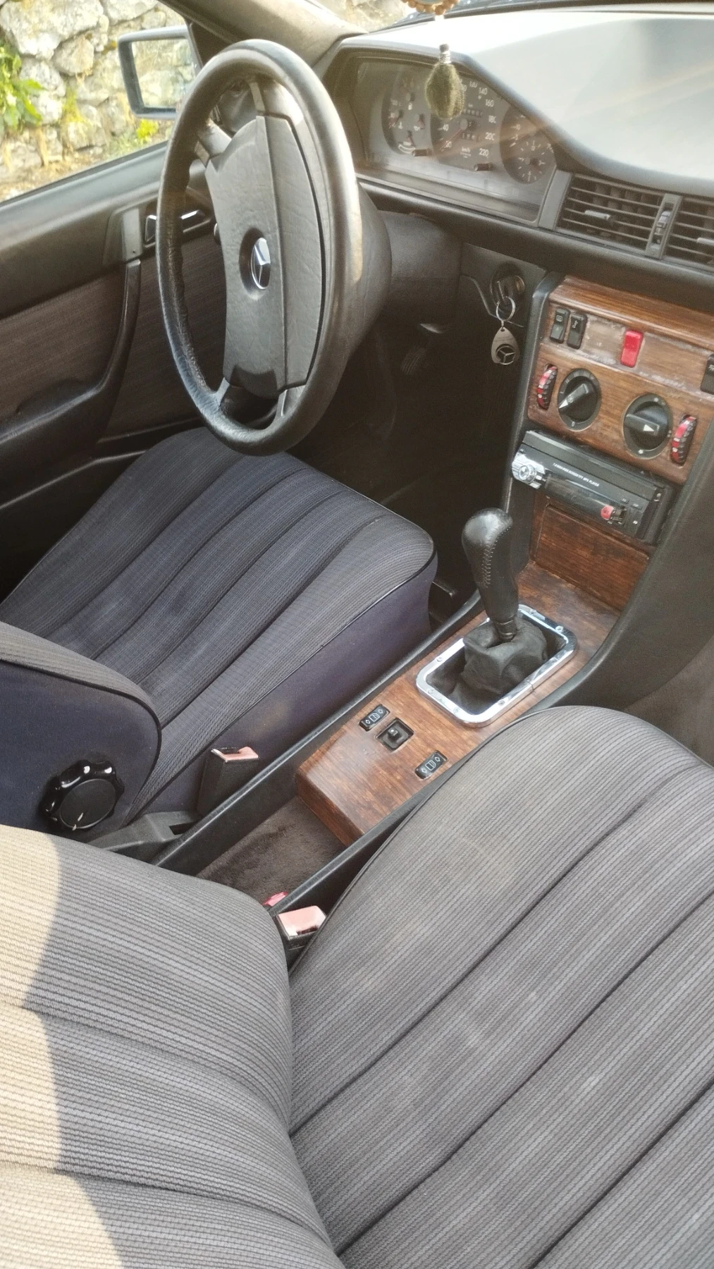 Mercedes-Benz 124 200Е, снимка 13 - Автомобили и джипове - 54730559