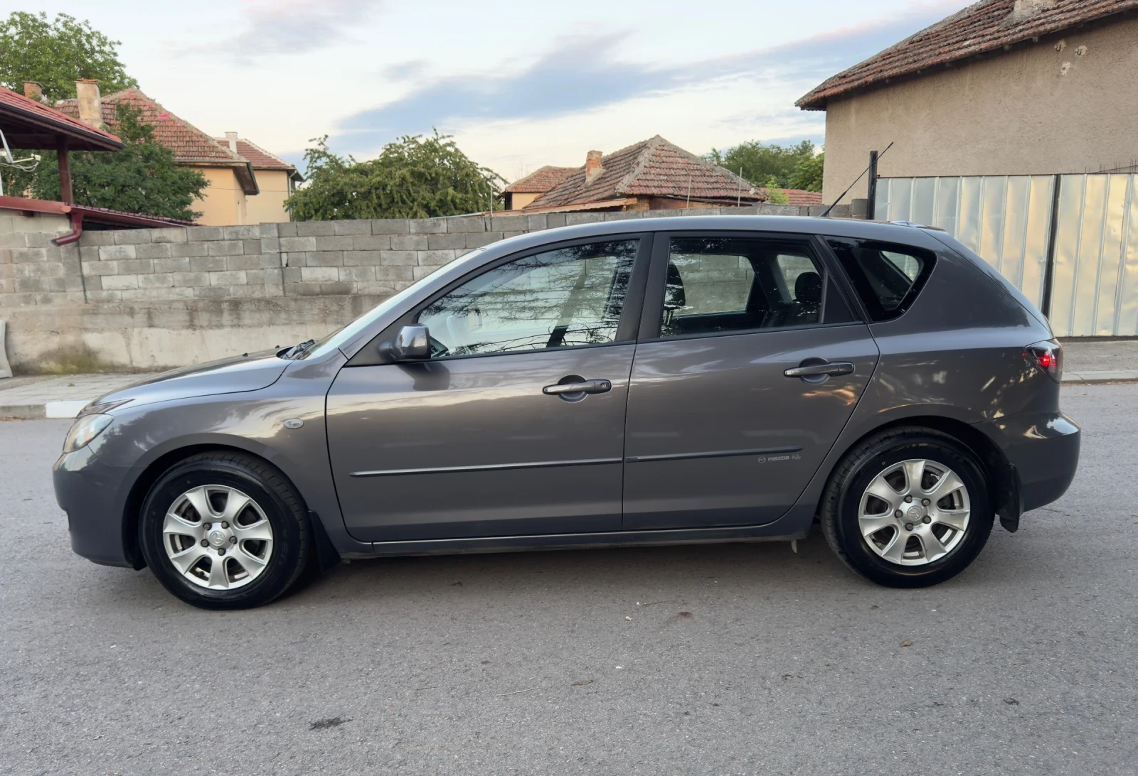 Mazda 3 1.4i* 153000км* 2 комплекта гуми* Климатик, снимка 3 - Автомобили и джипове - 54758764