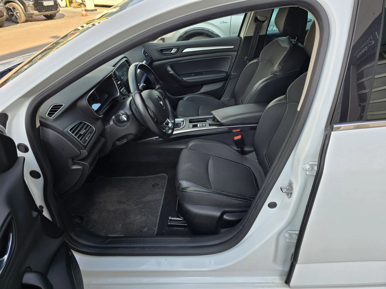 Renault Megane 1.3 TCe 140 EDC, снимка 14 - Автомобили и джипове - 55077791