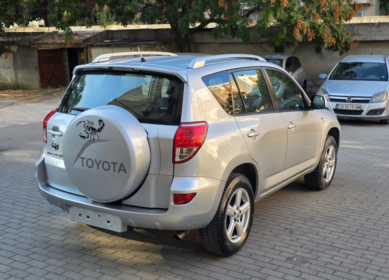 Toyota Rav4 D4-D///CROSSOVER///4X4, снимка 4 - Автомобили и джипове - 56107795