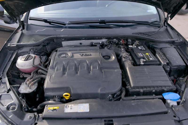 Seat Leon 1.6 TDI, снимка 8 - Автомобили и джипове - 52394397