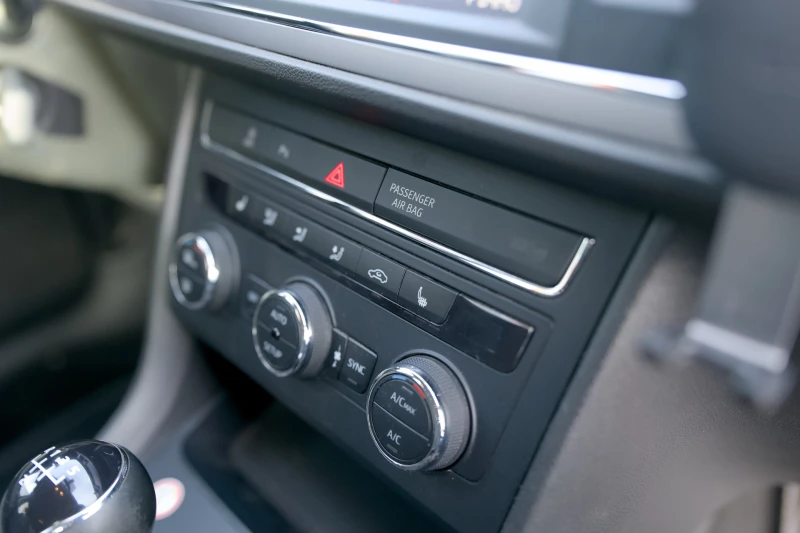 Seat Leon 1.6 TDI, снимка 7 - Автомобили и джипове - 52394397