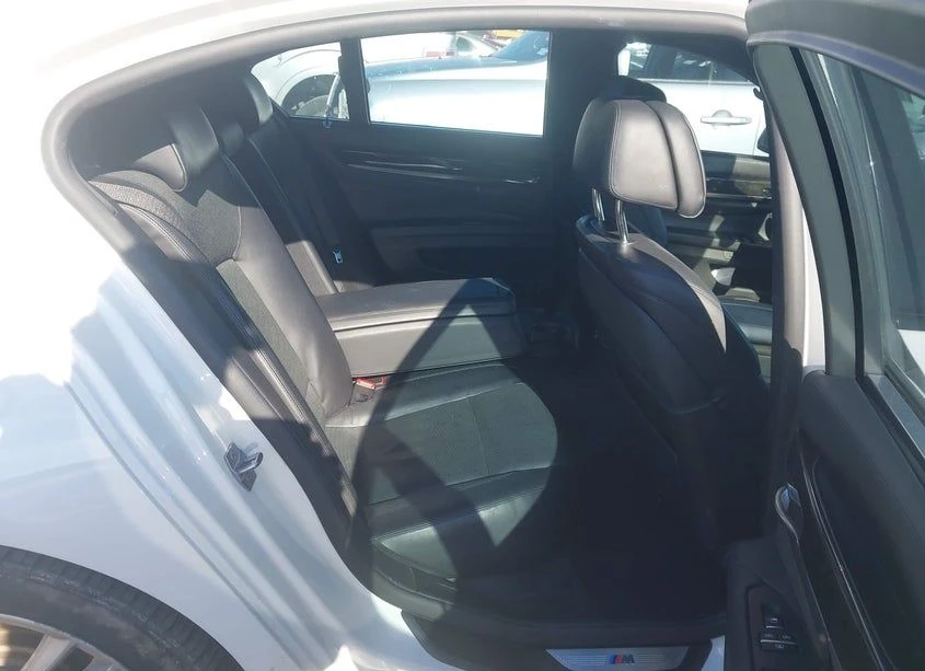 BMW 750  - изображение 8