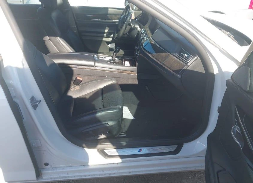 BMW 750  - изображение 5