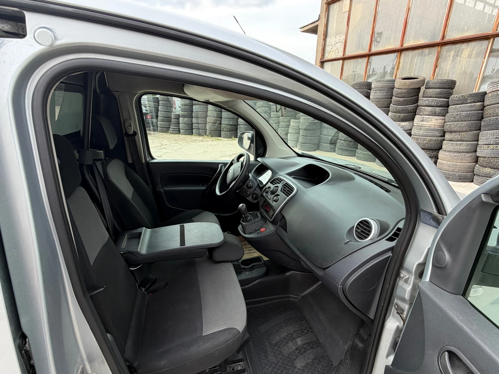 Renault Kangoo 1.5 Dci 95ps, снимка 9 - Автомобили и джипове - 54231836