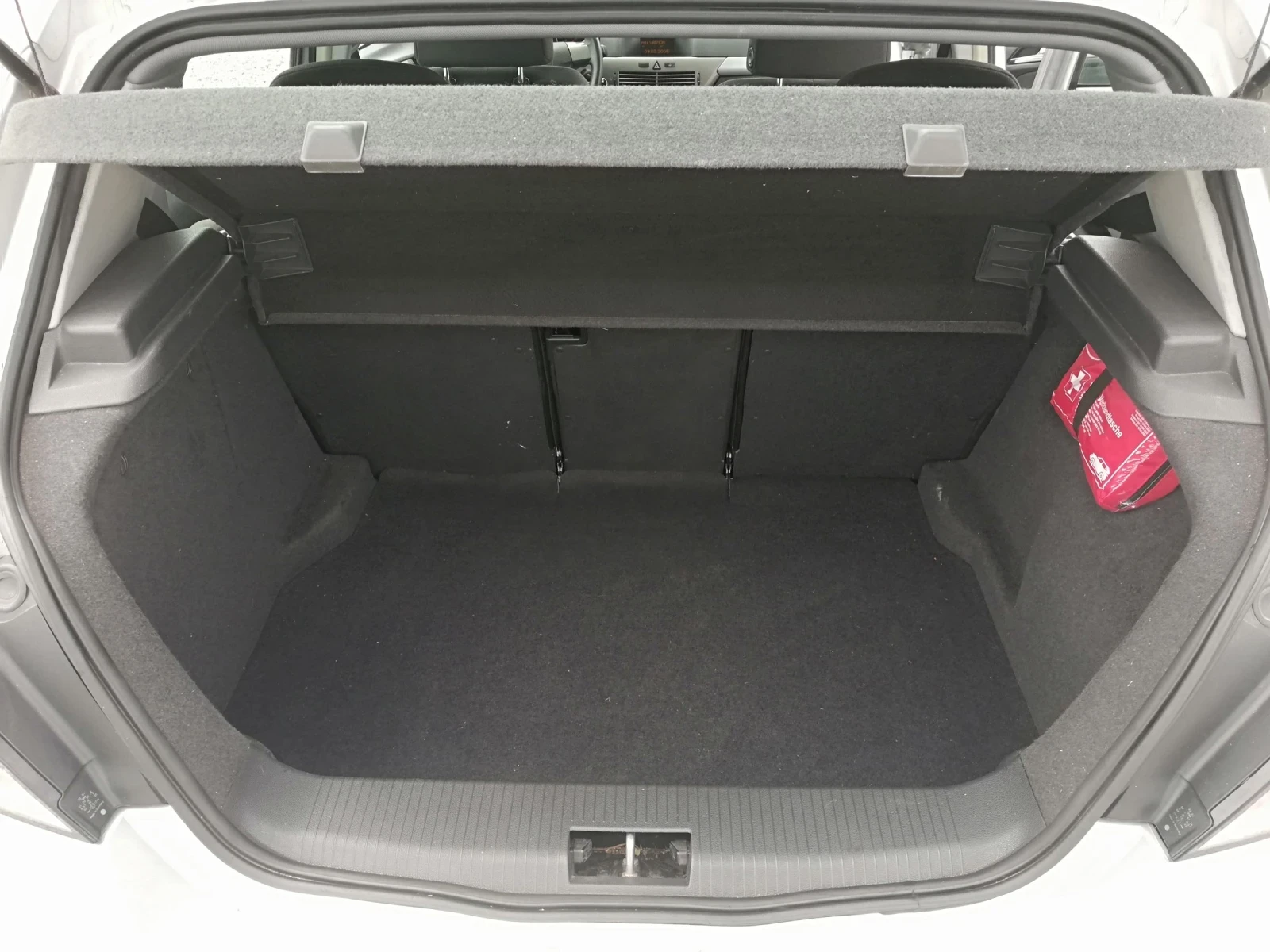 Opel Astra 1.6i klima, снимка 11 - Автомобили и джипове - 54596255
