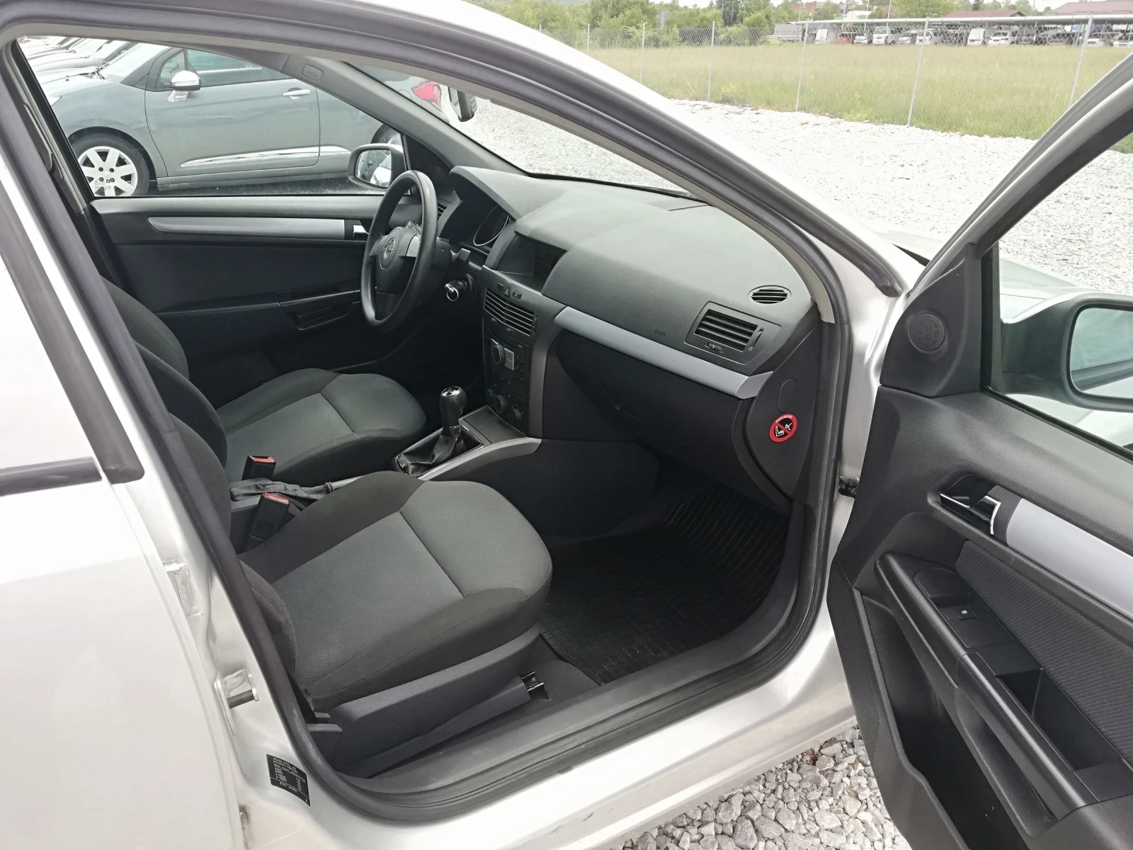 Opel Astra 1.6i klima, снимка 13 - Автомобили и джипове - 54596255