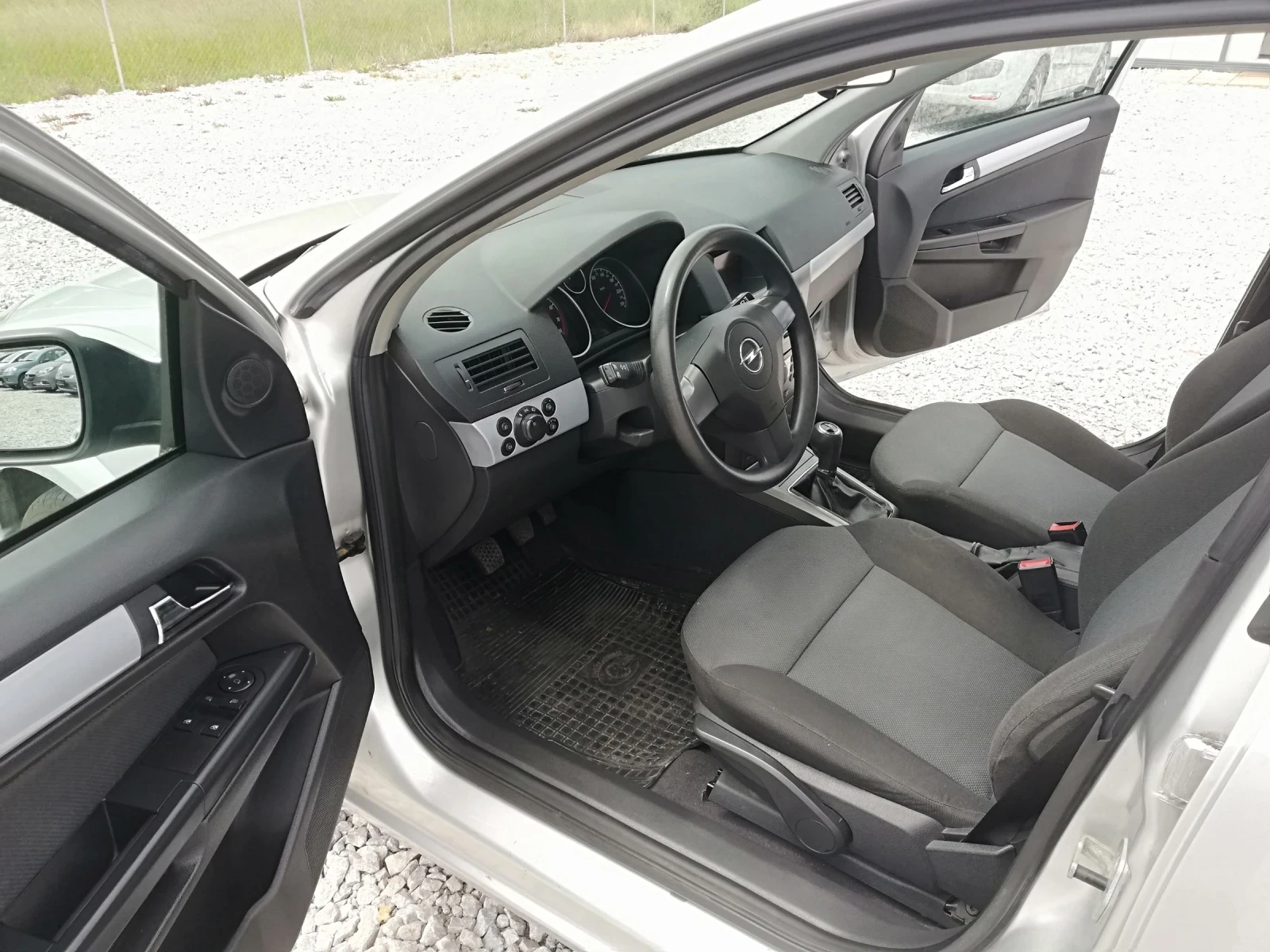Opel Astra 1.6i klima, снимка 9 - Автомобили и джипове - 54596255