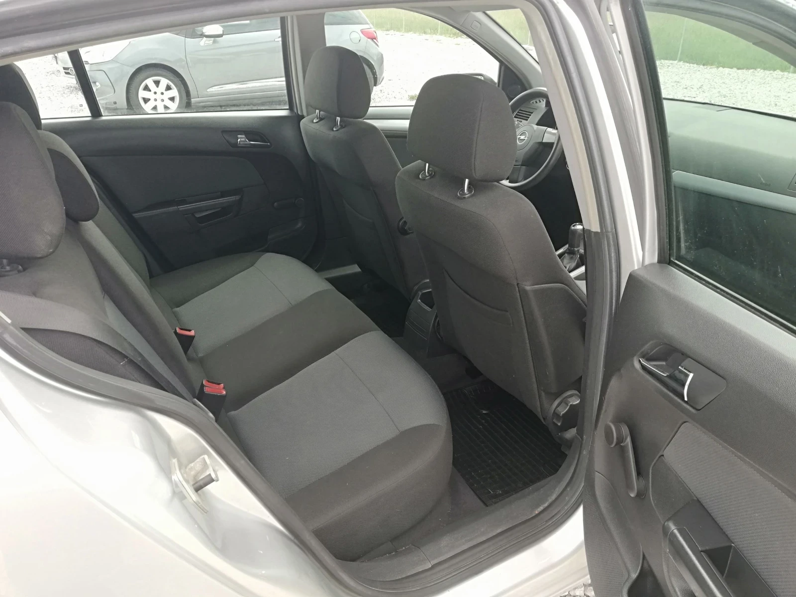 Opel Astra 1.6i klima, снимка 12 - Автомобили и джипове - 54596255