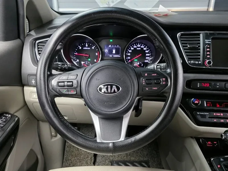 Kia Carnival 2.2D/ 9-Seater Prestige, снимка 13 - Автомобили и джипове - 56701858