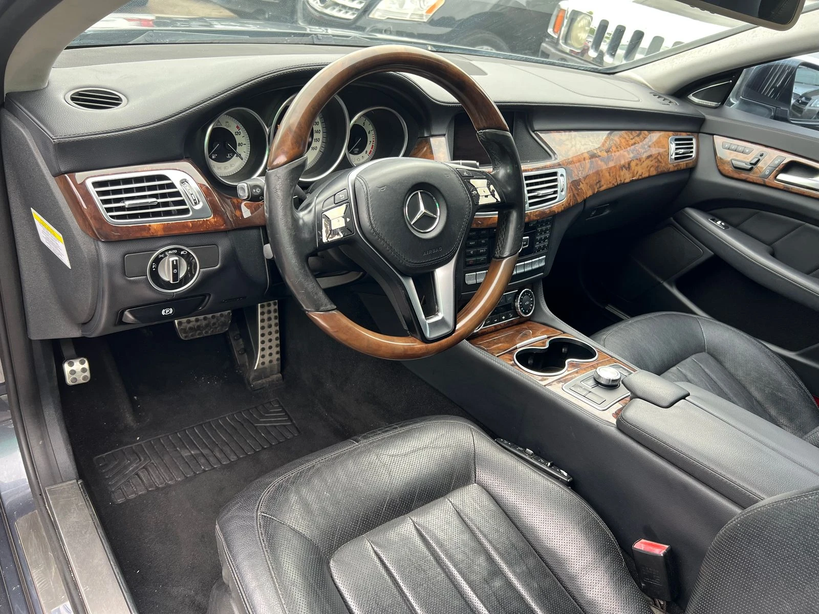 Mercedes-Benz CLS 550 AMG PACK* LANE ASSIST* HARMAN* KEYLESS GO* М.ТОЧКА - изображение 7