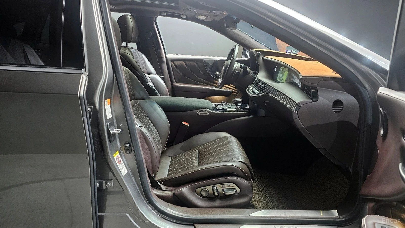 Lexus LS 500 LUXURY* AWD* ПОДГРЕВ* ОБДУХВАНЕ* МАСАЖИ* ПАНО* 360, снимка 10 - Автомобили и джипове - 55640453