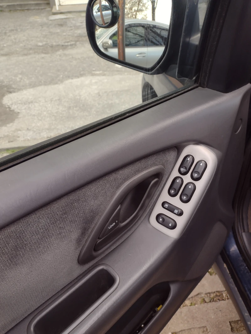 Mazda Tribute, снимка 12 - Автомобили и джипове - 52926797